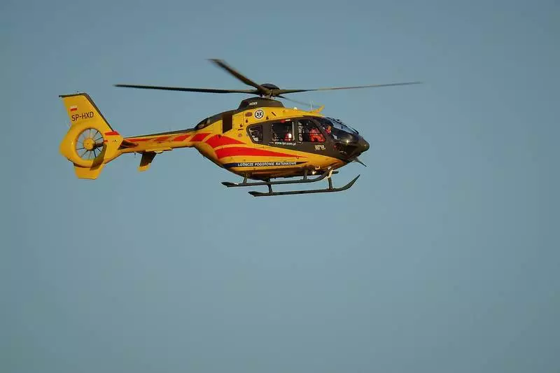 Lądowanie śmigłowca LPR w Rokitnicy. 12-letni chłopiec został zabrany do szpitala