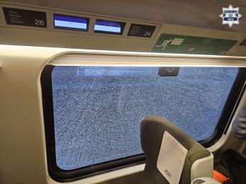 Uszkodzona szyba w pociągu Gdynia–Gliwice – policja pilnie poszukuje świadków!