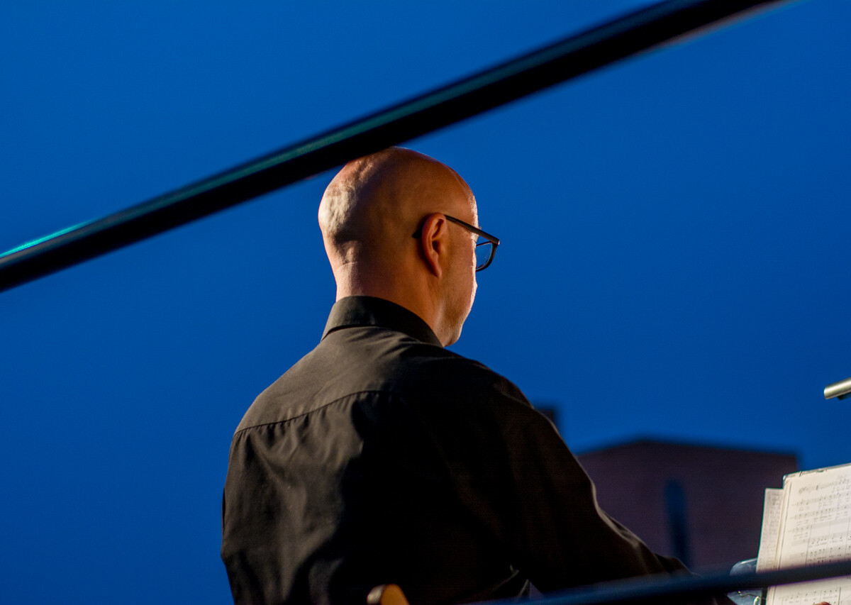 Kilkaset osób pojawiło się wczoraj wieczorem na placu przed stadionem Górnika Zabrze, by wspólnie wysłuchać koncertu, jaki dali chórzyści Zespołu Pieśni i Tańca "Śląsk" im. Stanisława Hadyny.