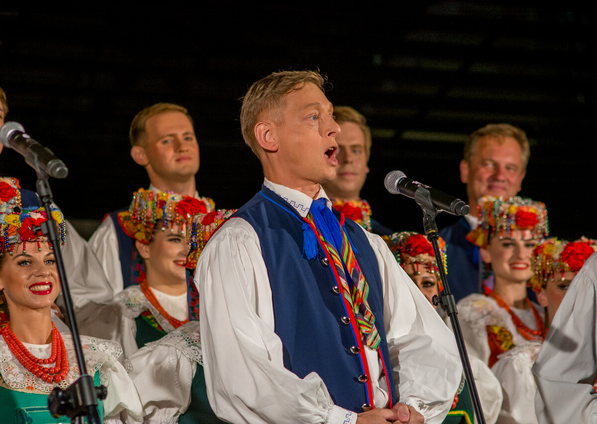 Kilkaset osób pojawiło się wczoraj wieczorem na placu przed stadionem Górnika Zabrze, by wspólnie wysłuchać koncertu, jaki dali chórzyści Zespołu Pieśni i Tańca "Śląsk" im. Stanisława Hadyny.