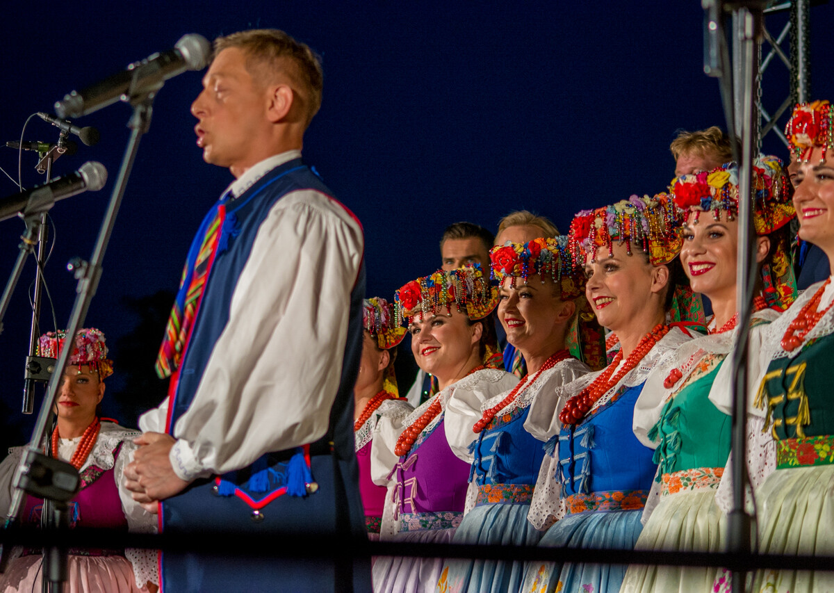 Kilkaset osób pojawiło się wczoraj wieczorem na placu przed stadionem Górnika Zabrze, by wspólnie wysłuchać koncertu, jaki dali chórzyści Zespołu Pieśni i Tańca "Śląsk" im. Stanisława Hadyny.