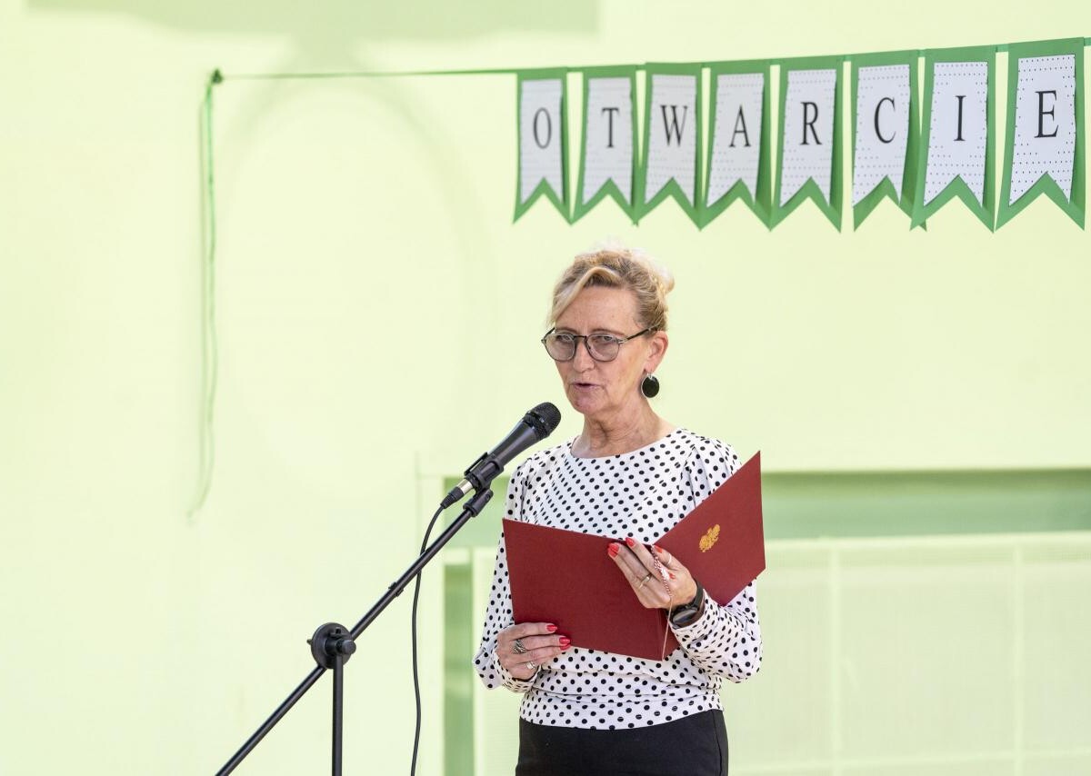 Uczniowie Szkoły Podstawowej nr 36 im. Juliana Tuwima, przy pl. Warszawskim 6, mogą już korzystać z wyremontowanej sali gimnastycznej oraz zmodernizowanego boiska / fot. UM Zabrze