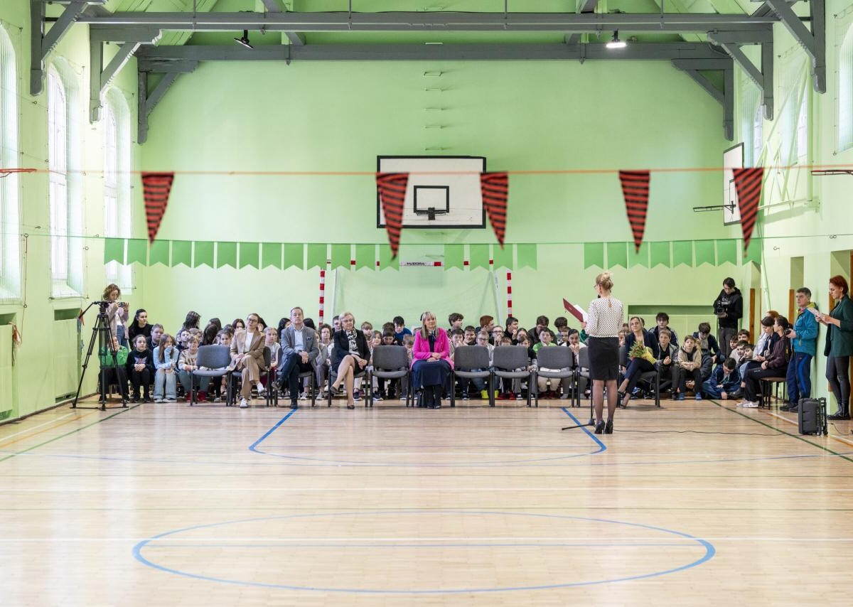 Uczniowie Szkoły Podstawowej nr 36 im. Juliana Tuwima, przy pl. Warszawskim 6, mogą już korzystać z wyremontowanej sali gimnastycznej oraz zmodernizowanego boiska / fot. UM Zabrze