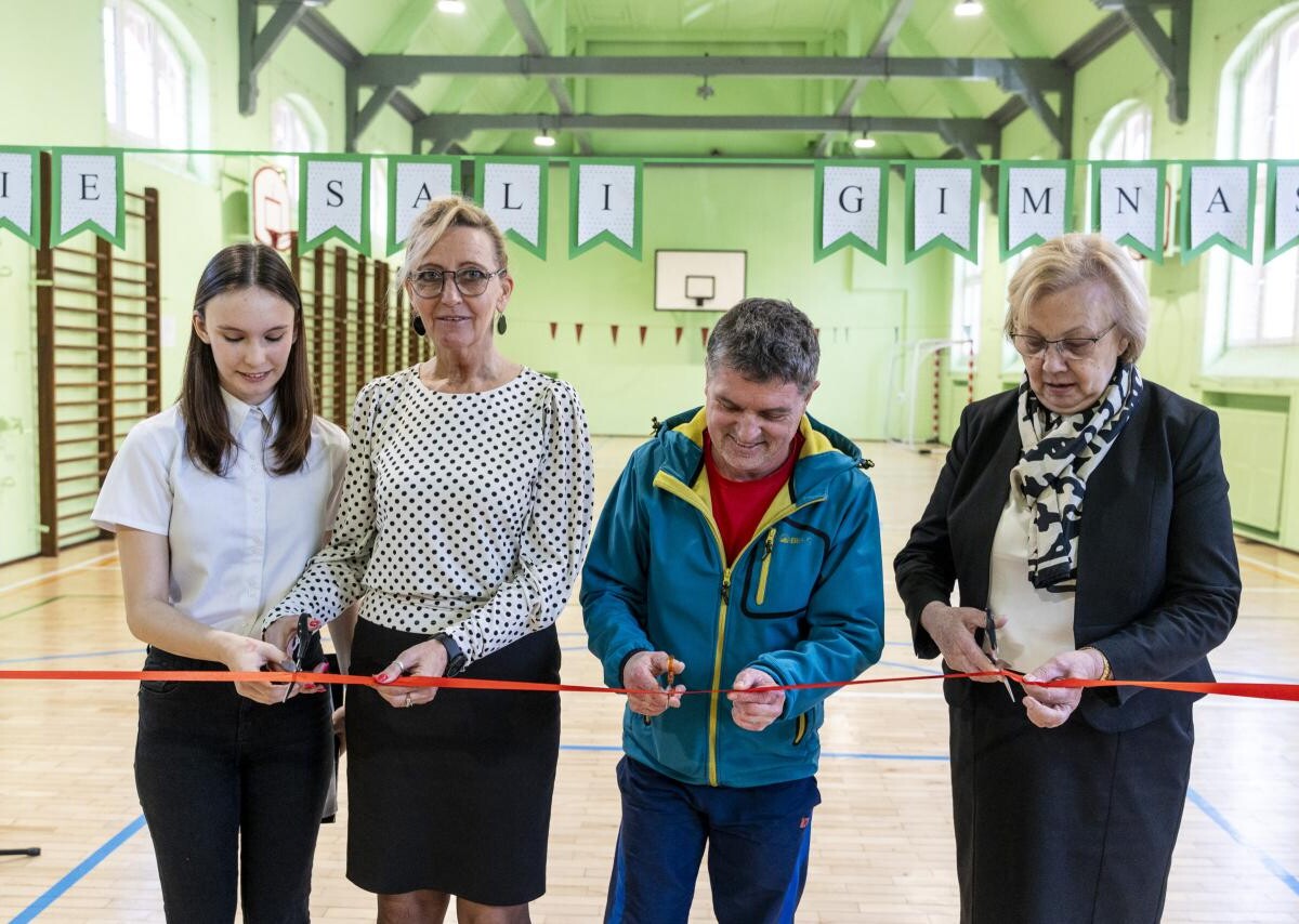 Uczniowie Szkoły Podstawowej nr 36 im. Juliana Tuwima, przy pl. Warszawskim 6, mogą już korzystać z wyremontowanej sali gimnastycznej oraz zmodernizowanego boiska / fot. UM Zabrze
