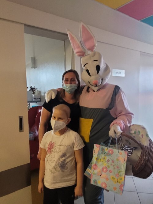 Zajączek Wielkanocny odwiedził dzieci Samodzielnego Publicznego Szpitala Klinicznego w Zabrzu / fot. Stowarzyszenie Empatia w Zabrzu