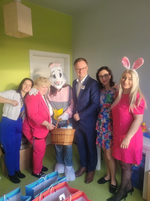 Zajączek Wielkanocny odwiedził dzieci Samodzielnego Publicznego Szpitala Klinicznego w Zabrzu / fot. Stowarzyszenie Empatia w Zabrzu