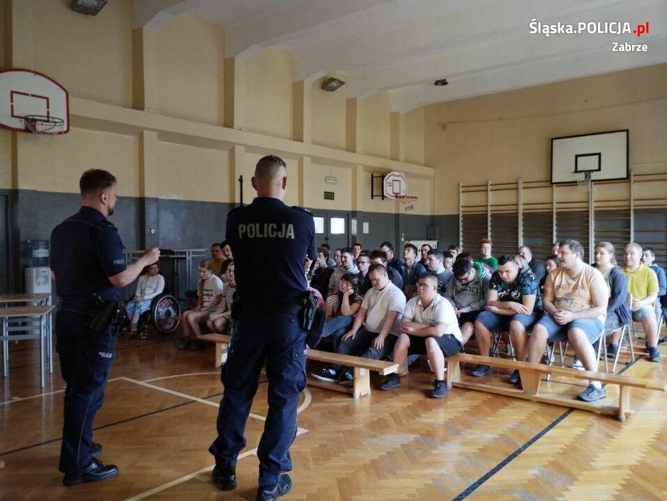 Wczoraj, o godzinie 8.41, w parku im. Poległych Bohaterów przy ul. Dubiela, odbyły się uroczystości upamiętniające ofiary Zbrodni Katyńskiej i Katastrofy Smoleńskiej / fot. UM Zabrze