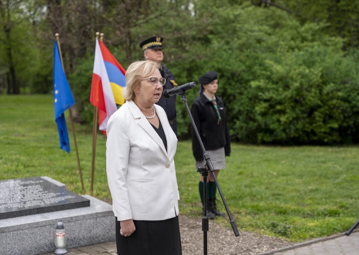Wczoraj, o godzinie 8.41, w parku im. Poległych Bohaterów przy ul. Dubiela, odbyły się uroczystości upamiętniające ofiary Zbrodni Katyńskiej i Katastrofy Smoleńskiej / fot. UM Zabrze