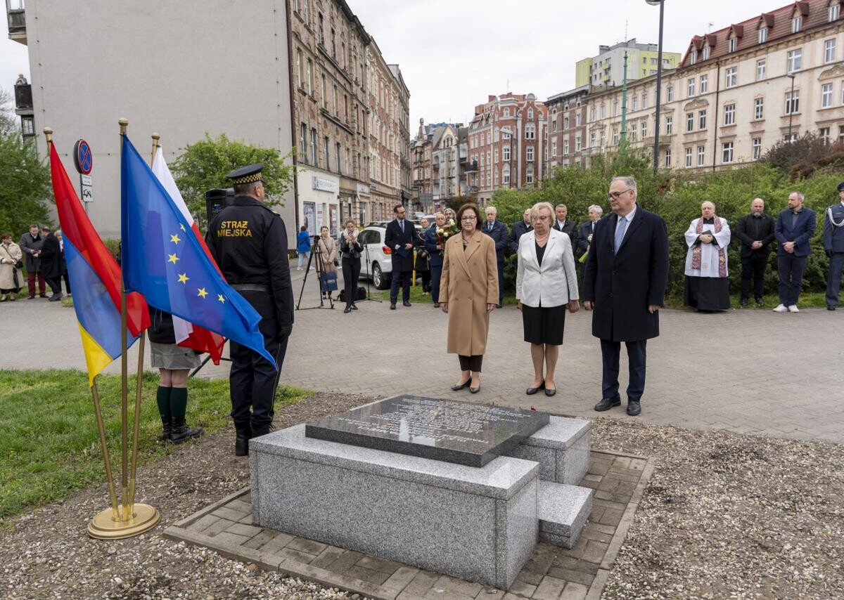 Wczoraj, o godzinie 8.41, w parku im. Poległych Bohaterów przy ul. Dubiela, odbyły się uroczystości upamiętniające ofiary Zbrodni Katyńskiej i Katastrofy Smoleńskiej / fot. UM Zabrze