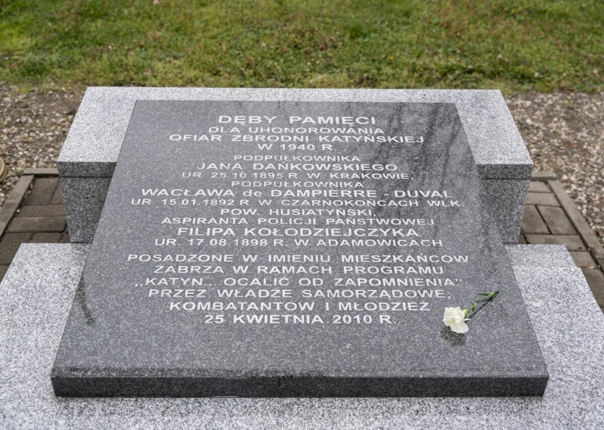 Wczoraj, o godzinie 8.41, w parku im. Poległych Bohaterów przy ul. Dubiela, odbyły się uroczystości upamiętniające ofiary Zbrodni Katyńskiej i Katastrofy Smoleńskiej / fot. UM Zabrze