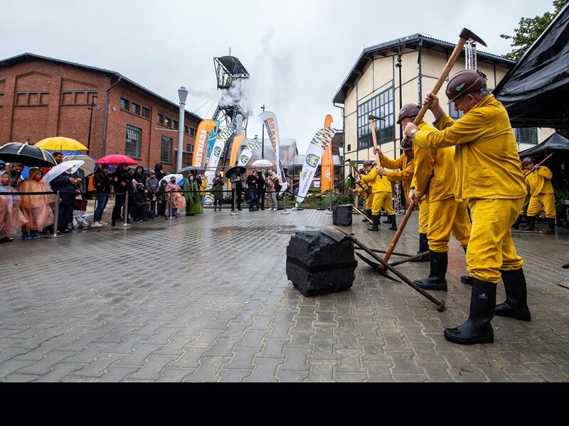 W sobotę - 26 września - punktualnie o godzinie 10 wystartowała, z hukiem, parą i w kolorze pomarańczowym – INDUSTRIADA 2020.

fot. FB Miasto Zabrze / Sztolnia Królowa Luiza / INDUSTRIADA