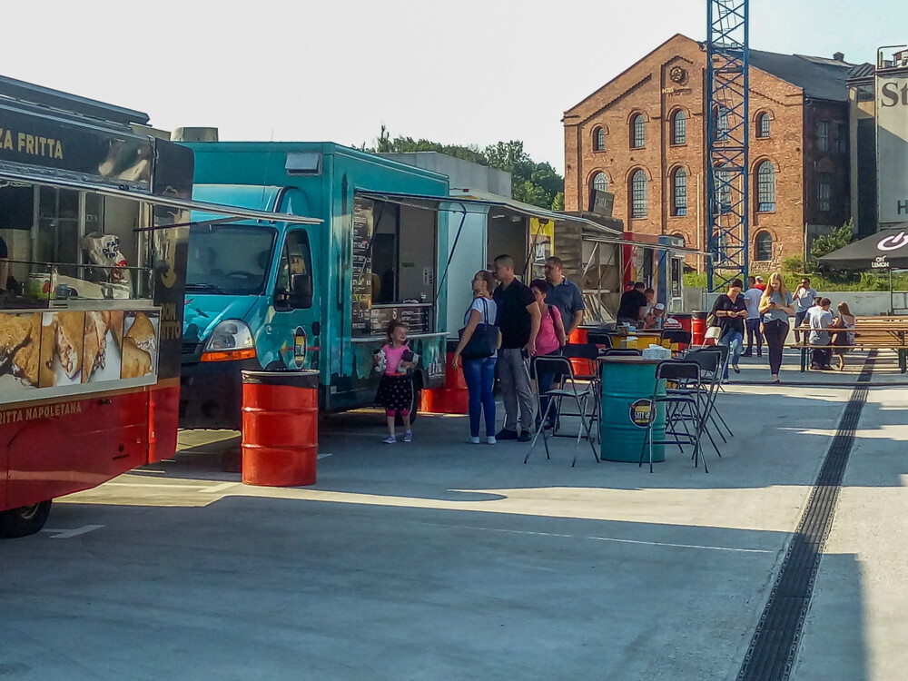 Gastrowozy znów zawitały do Zabrza. Tym razem znajdziemy je na&#8230; najwyższym piętrze parkingu przy CH Platan. Impreza potrwa do niedzieli.