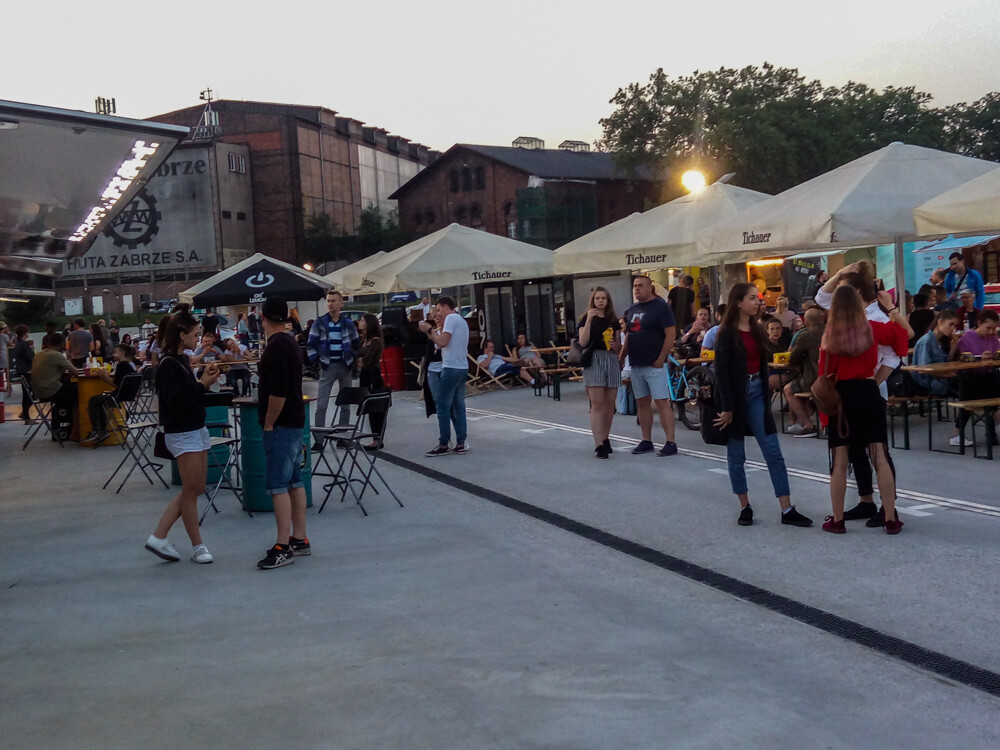 Gastrowozy znów zawitały do Zabrza. Tym razem znajdziemy je na&#8230; najwyższym piętrze parkingu przy CH Platan. Impreza potrwa do niedzieli.