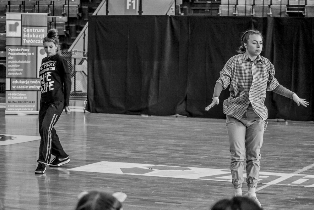 Za nami doroczne święto tańca w Zabrzu, w hali Pogoni odbyły się taneczne zmagania, które po raz kolejny mieliśmy okazję obserwować. Na parkiecie w hali Pogoń stanęli uczestnicy XIII Śląskiego Turnieju Tańca Ulicznego (Nie) łam się. Mamy garść zdjęć!