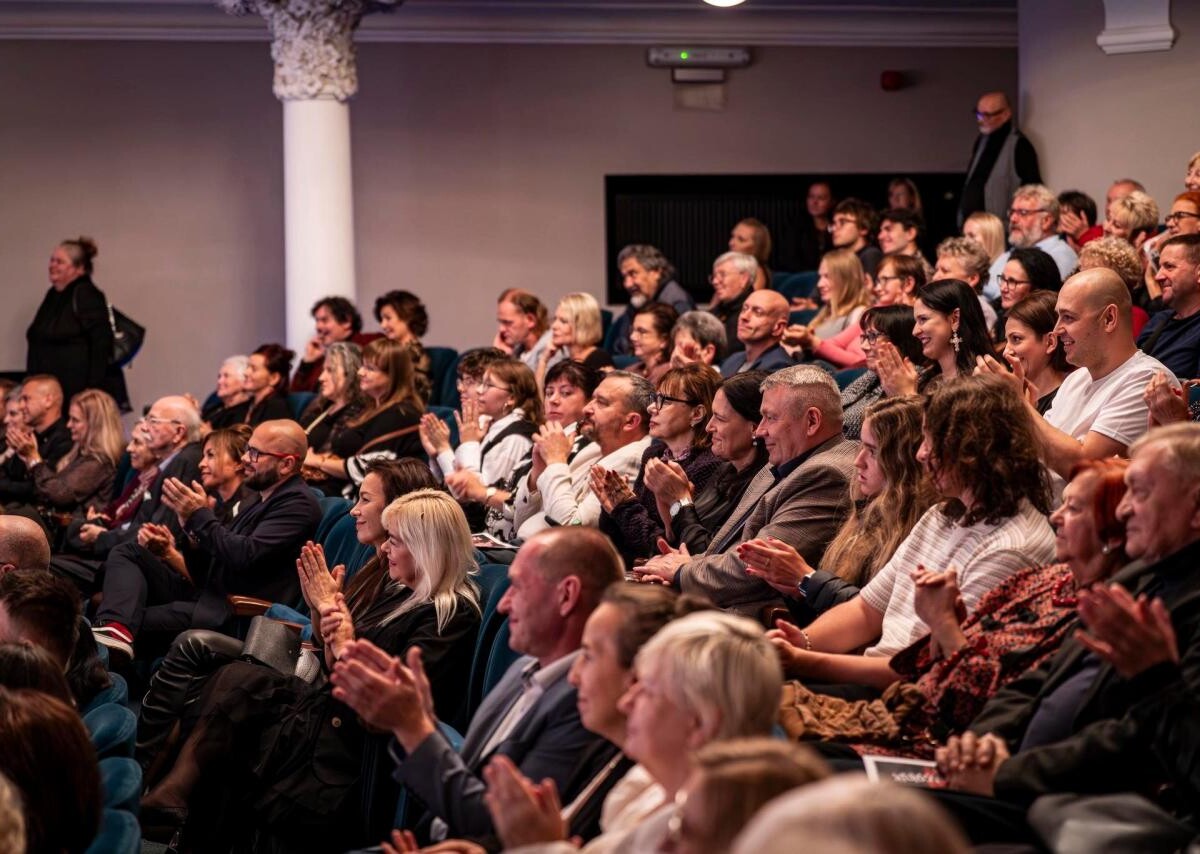 W Teatrze Nowym w Zabrzu odbyła się prapremiera spektaklu „O króluŚ który zapomniałŚ – bajka dla dorosłych” / fot. UM Zabrze