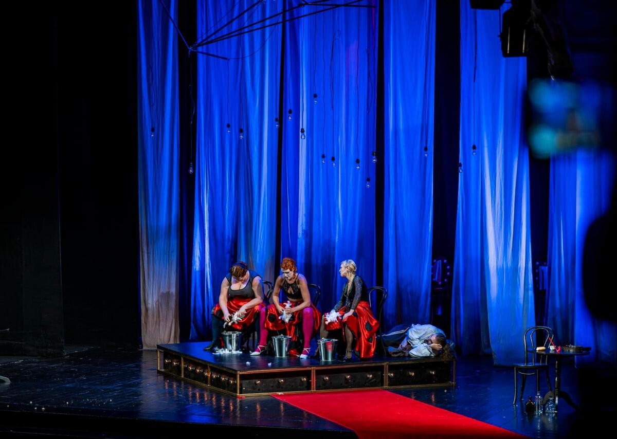 W Teatrze Nowym w Zabrzu odbyła się prapremiera spektaklu „O króluŚ który zapomniałŚ – bajka dla dorosłych” / fot. UM Zabrze