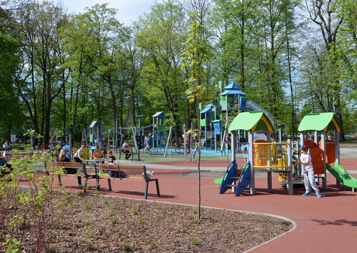 Szukasz idealnego miejsca na spędzenie czasu na świeżym powietrzu z całą rodziną ? Odwiedź Park Hutniczy, który przeszedł gruntowną modernizację / fot. UM Zabrze