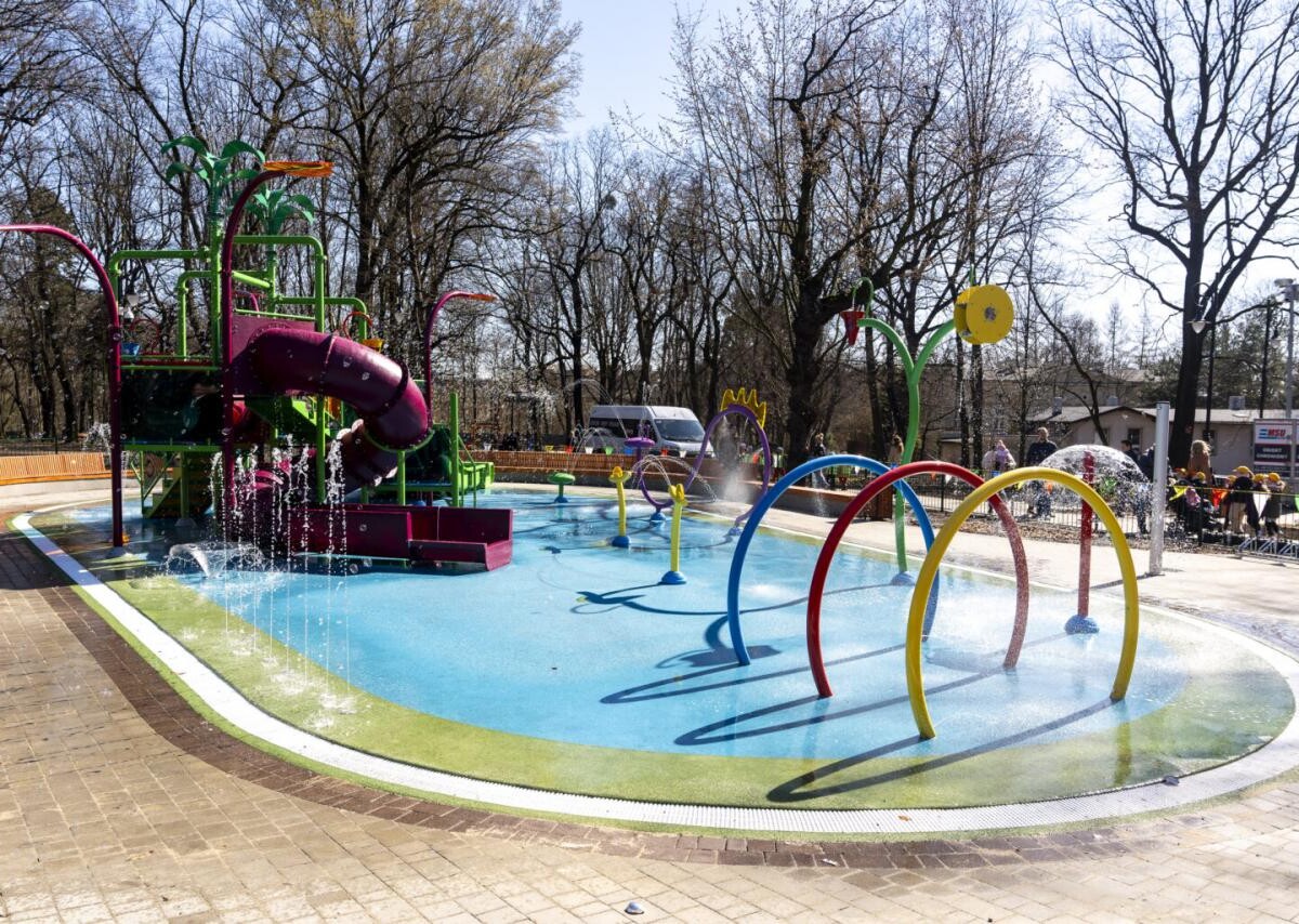 Szukasz idealnego miejsca na spędzenie czasu na świeżym powietrzu z całą rodziną ? Odwiedź Park Hutniczy, który przeszedł gruntowną modernizację / fot. UM Zabrze