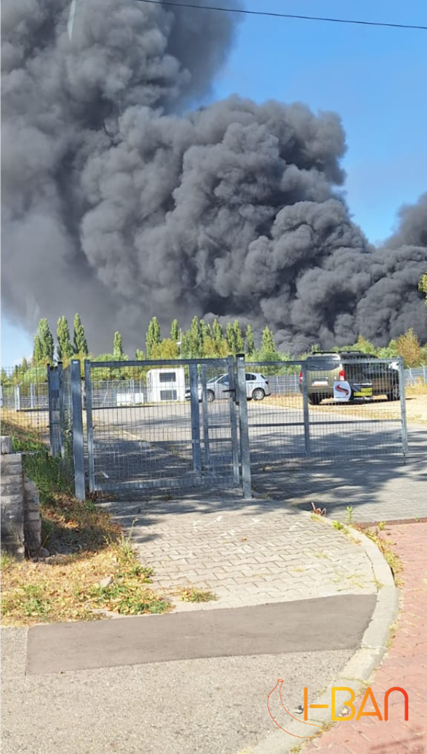 Pożar w Zabrzu: Płoną trawy i śmieci na terenach przy ulicy Sierakowskiego. / fot. I-BAN
