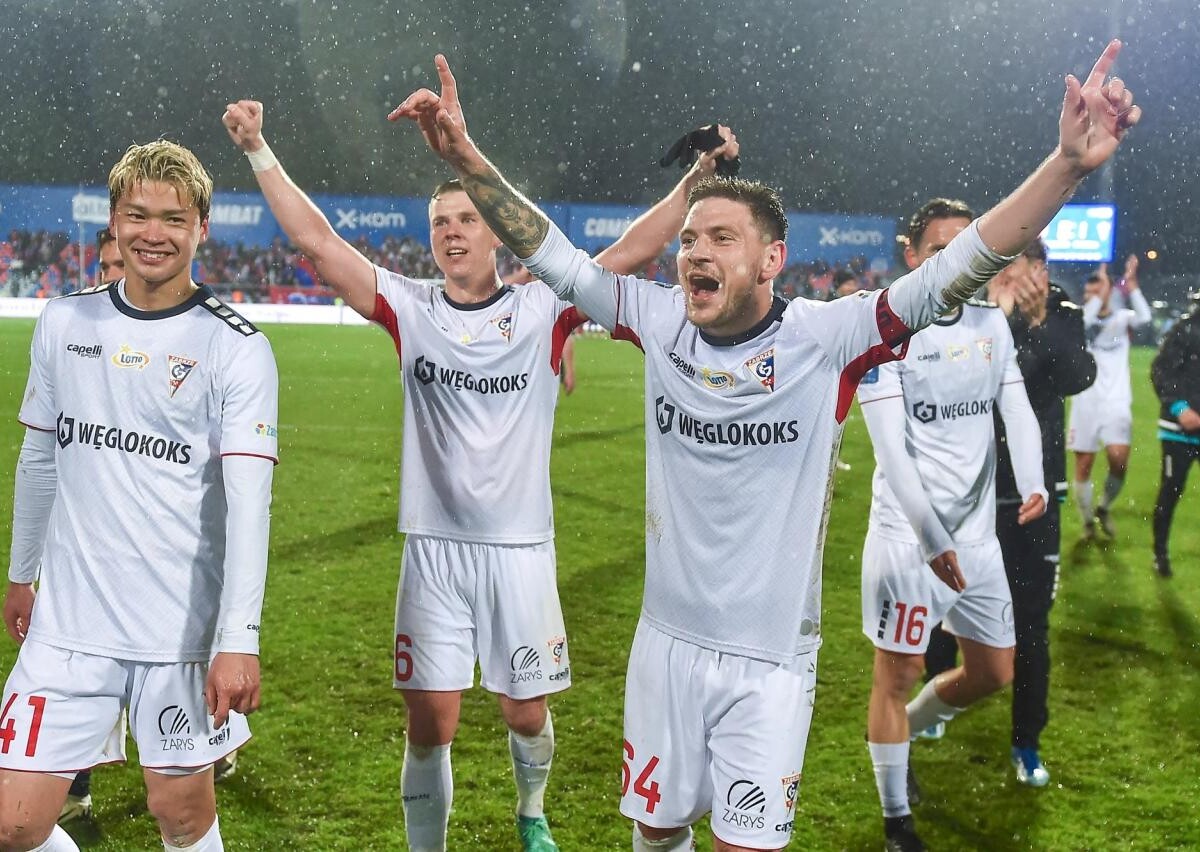 W 29. kolejce PKO BP Ekstraklasy Górnik Zabrze pokonał na wyjeździe 1:0 Raków Częstochowa. Zwycięską bramkę zdobył w doliczonym czasie gry Sebastian Musiolik, były zawodnik Medalików / fot. Górnik Zabrze