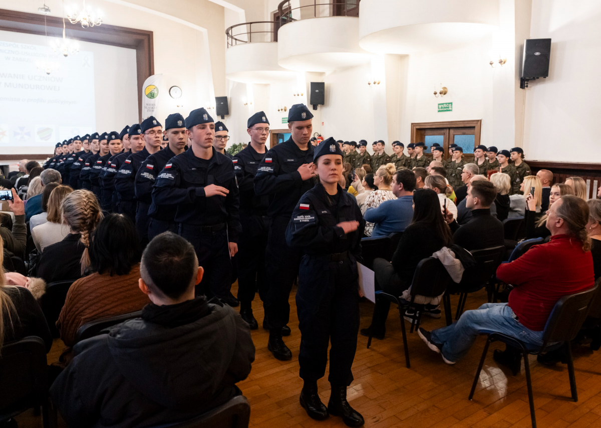 Ślubowanie klasy pierwszej o profilu policyjnym w Zespole Szkół Ekonomiczno-Usługowych / fot. UM Zabrze