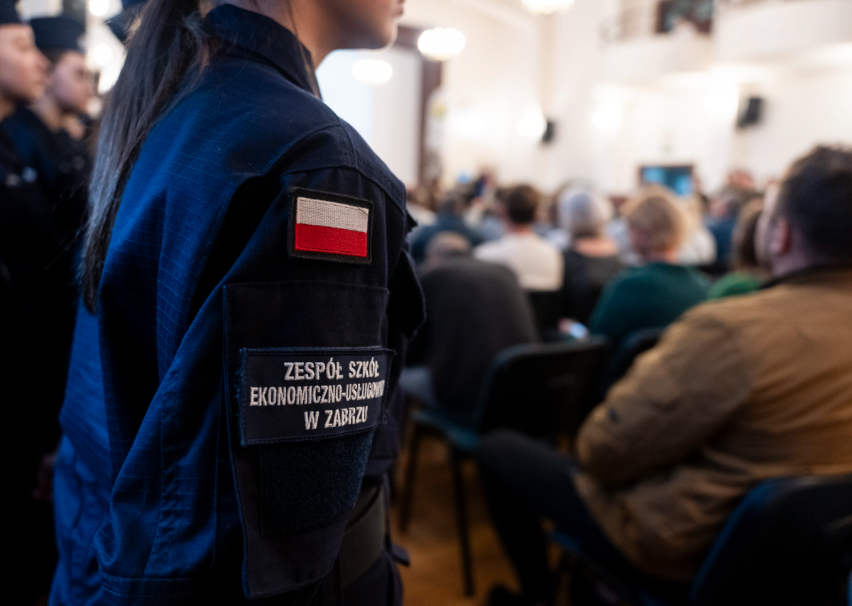 Ślubowanie klasy pierwszej o profilu policyjnym w Zespole Szkół Ekonomiczno-Usługowych / fot. UM Zabrze