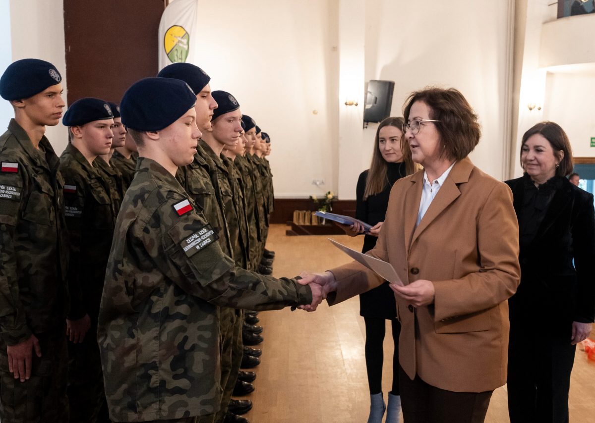 Ślubowanie klasy pierwszej o profilu policyjnym w Zespole Szkół Ekonomiczno-Usługowych / fot. UM Zabrze