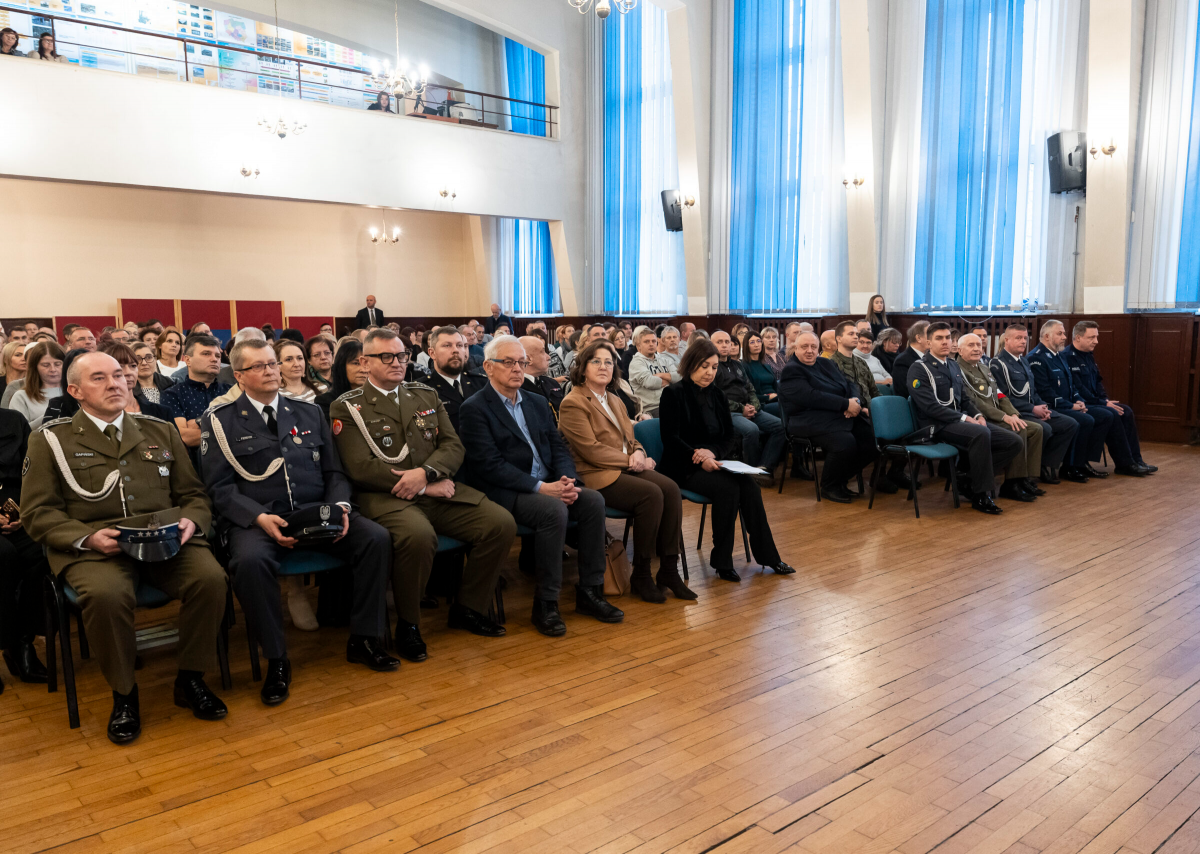 Ślubowanie klasy pierwszej o profilu policyjnym w Zespole Szkół Ekonomiczno-Usługowych / fot. UM Zabrze