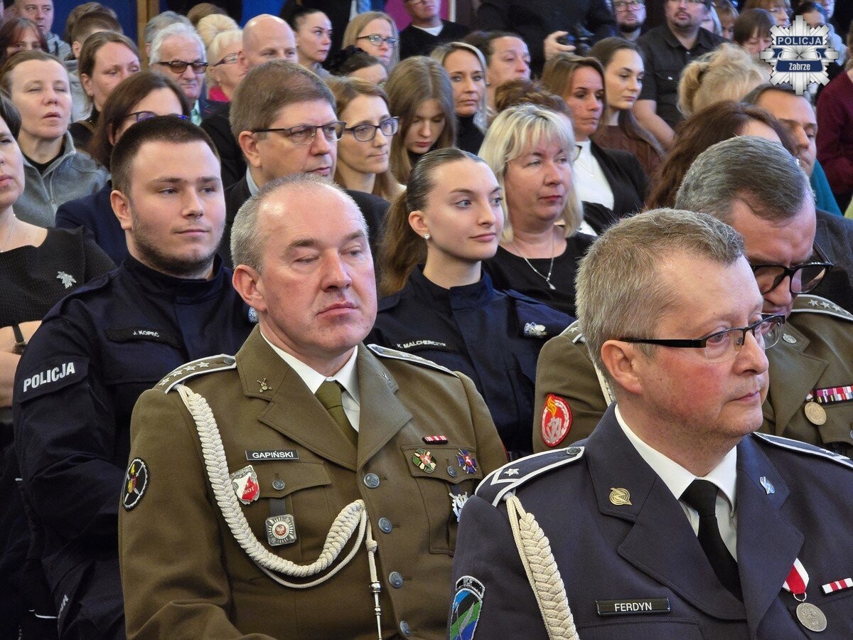 Uczniowie klasy policyjnej w Zespole Szkół Ekonomiczno-Usługowych w Zabrzu złożyli ślubowanie i otrzymali mundurowe awanse / fot. KMP Zabrze