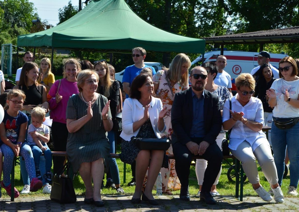 W Grzybowicach powstał plac ruchu drogowego dla dzieci. Jest to miejsce, gdzie najmłodsi uczestnicy ruchu drogowego mogą nauczyć się bezpiecznego poruszania się po drogach.