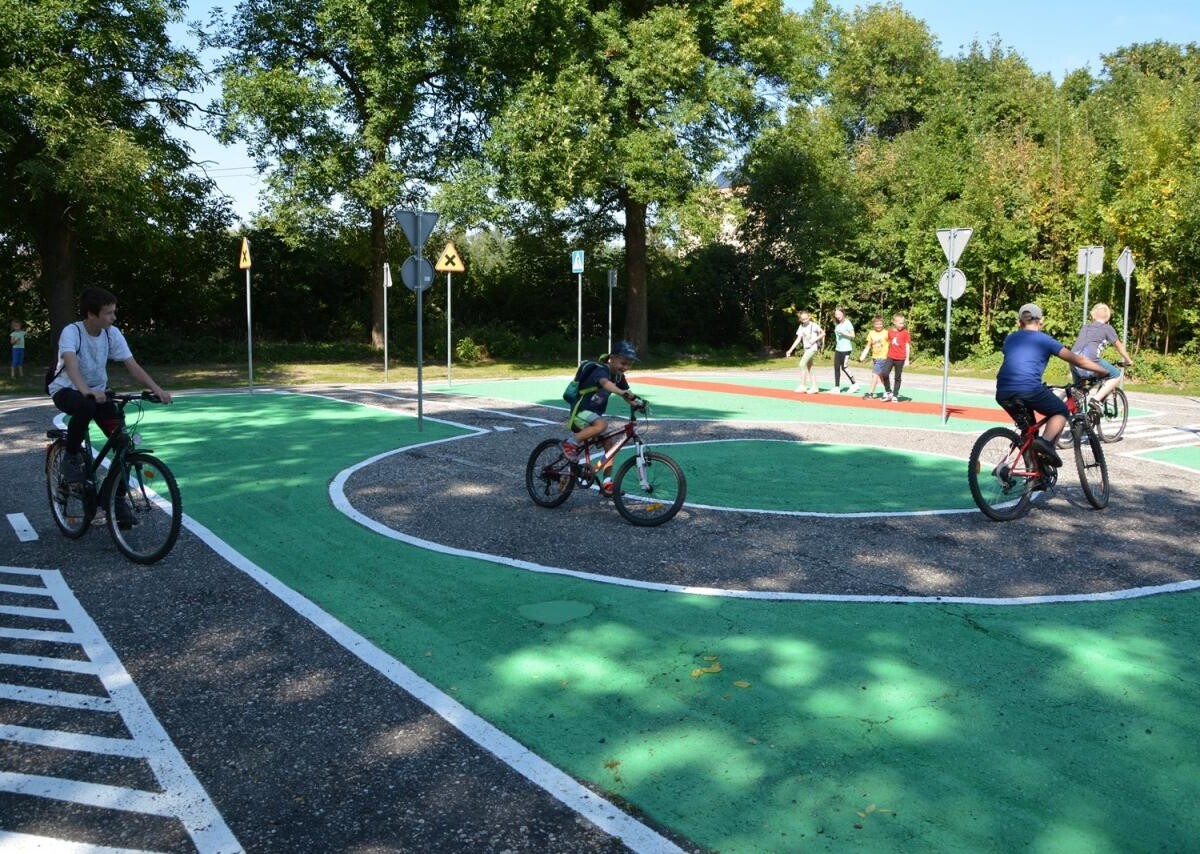 W Grzybowicach powstał plac ruchu drogowego dla dzieci. Jest to miejsce, gdzie najmłodsi uczestnicy ruchu drogowego mogą nauczyć się bezpiecznego poruszania się po drogach.