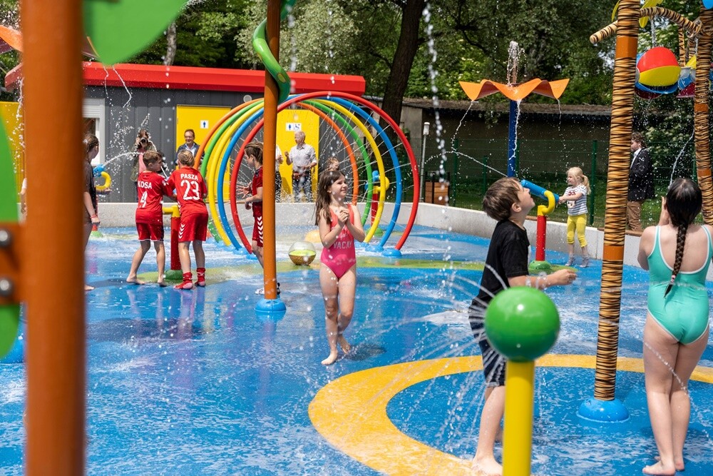 W piątek, 2 czerwca odbyło się uroczyste otwarcie pierwszego wodnego placu zabaw w Zabrzu. 

fot. UM Zabrze