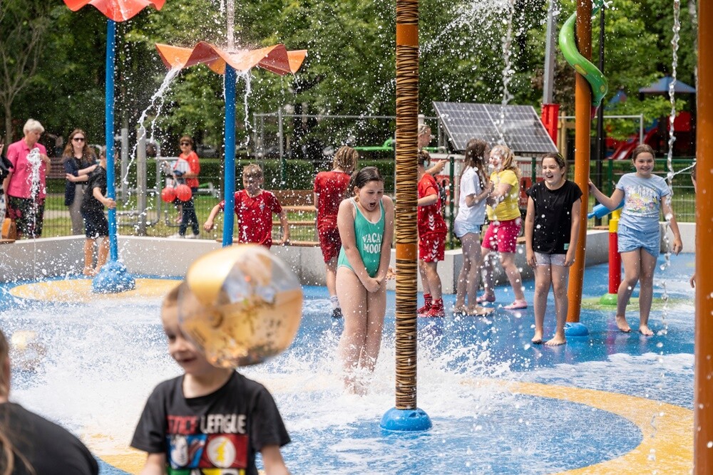 W piątek, 2 czerwca odbyło się uroczyste otwarcie pierwszego wodnego placu zabaw w Zabrzu. 

fot. UM Zabrze