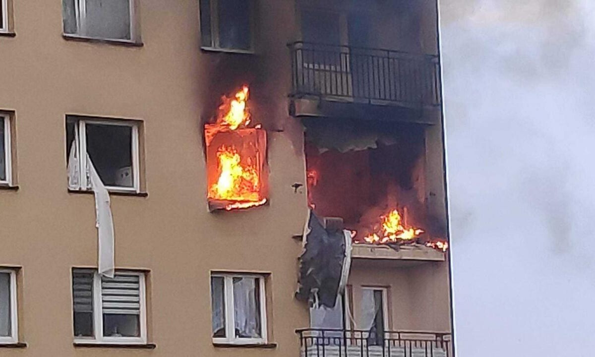 Wybuch gazu w Zabrzu: Do zdarzenia doszło 23 marca ok. godz. 17.30 w wieżowcu przy ul. Stanisława Struzika 6 w Zabrzu-Zaborzu. Siła wybuchu była tak duża, że jeden z lokatorów został wyrzucony na zewnątrz. / fot. Piotr Kołodziej