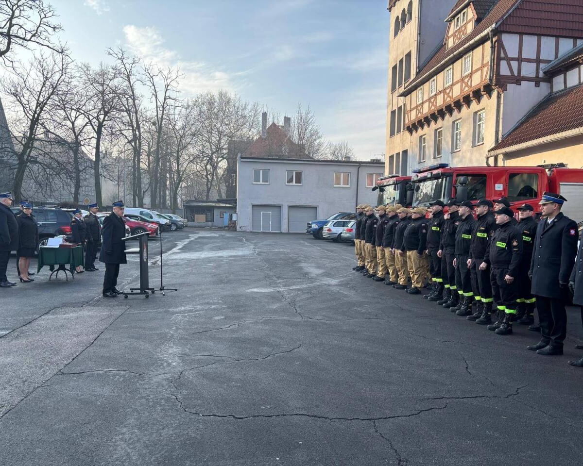 25 stycznia 2025 r. w Komendzie Miejskiej PSP w Zabrzu odbyła się uroczysta zbiórka z okazji zakończenia służby przez dwóch doświadczonych strażaków oraz wręczenia nominacji na nowe stanowiska / fot. KM PSP Zabrze